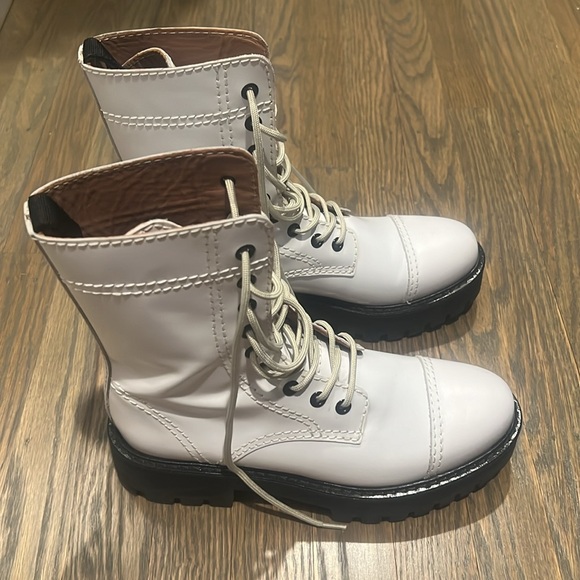 Alexa Chung lace up white military boots. - Picture 2 of 6